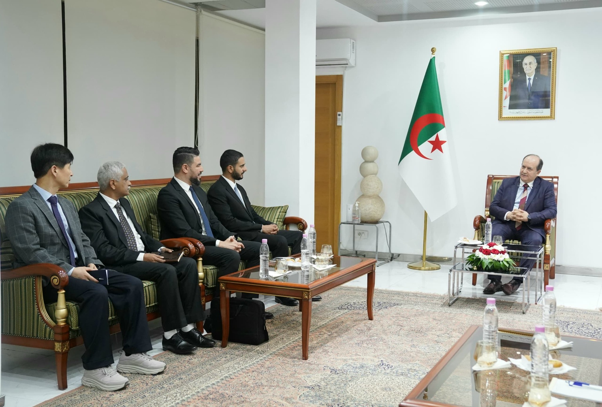 وزير الصناعة يستقبل وفدا عمانيا وممثلين عن شركة هيونداي لدراسة ملف تصنيع المركبات محليا