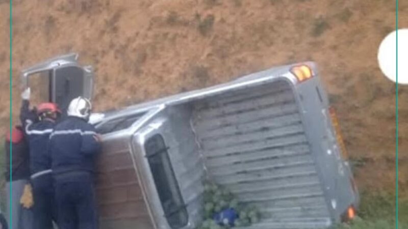 الشلف: إصابة 6 أشخاص في حادث انقلاب شاحنة صغيرة بعين امران