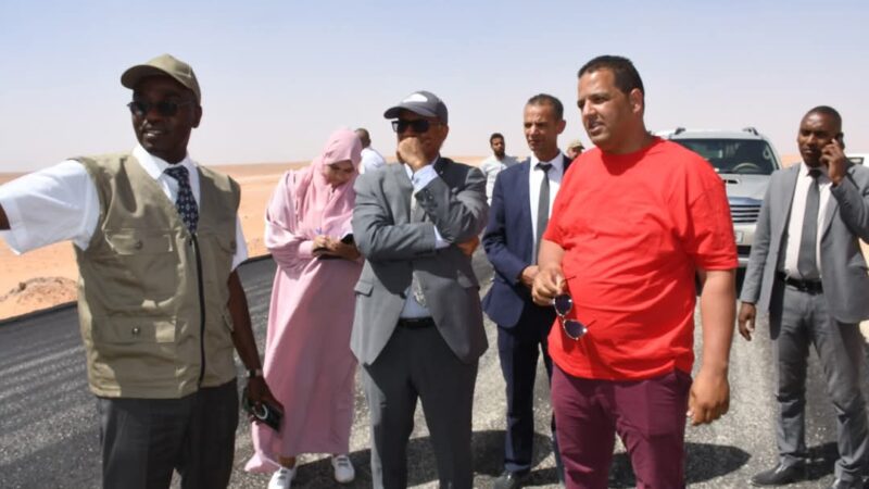 والي المنيعة يتفقد أشغال تدعيم الطريق الوطني رقم 01 نحو عين صالح ويشدد على الجودة والإسراع في الإنجاز